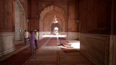 Panning-Shot-of-Worshippers-in-Jama-Masjid